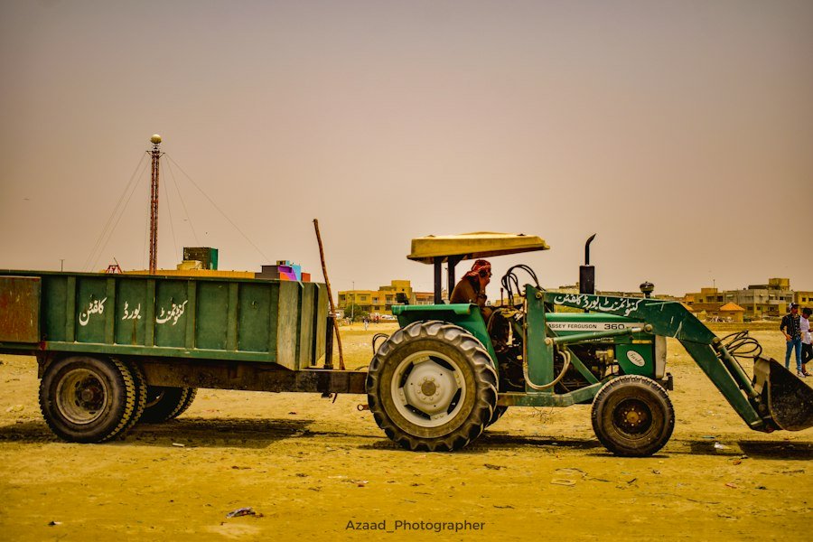 Traktor mit Anhänger auf dem Feld